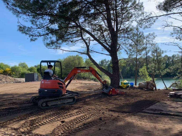 Chantier de terrassement et nivellement à Quimper pour un professionnel - Quéré Paysages Travaux de terrassement et nivellement pour un espace professionnel accueillant du public à Quimper