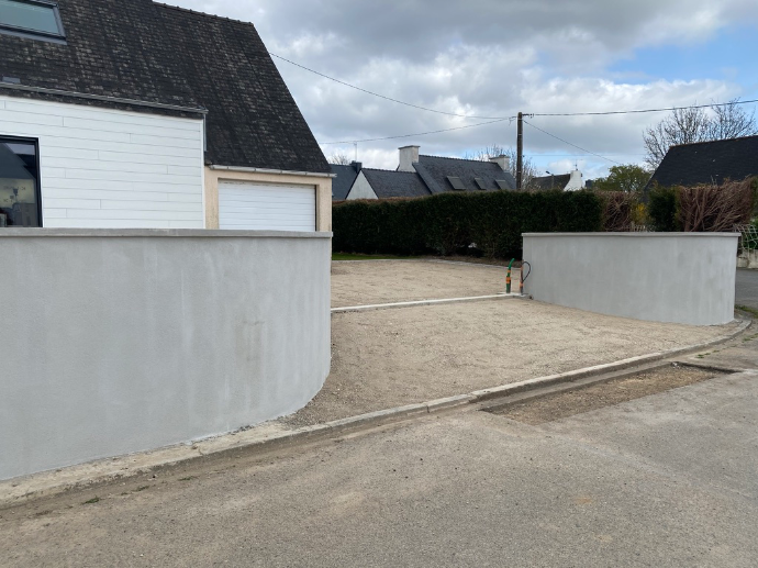 Aménagement d’entrée de maison avec maçonnerie paysagère par Quéré Paysages à Concarneau