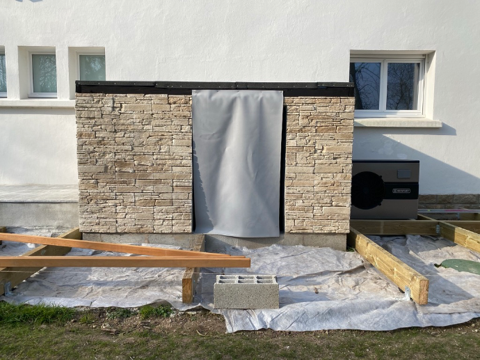 Habillage pierre d’un local technique de terrasse par Quéré Paysages à Quimper