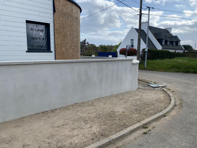 Création de mur avec enduit ciment pour aménagement extérieur par Quéré Paysages à Concarneau