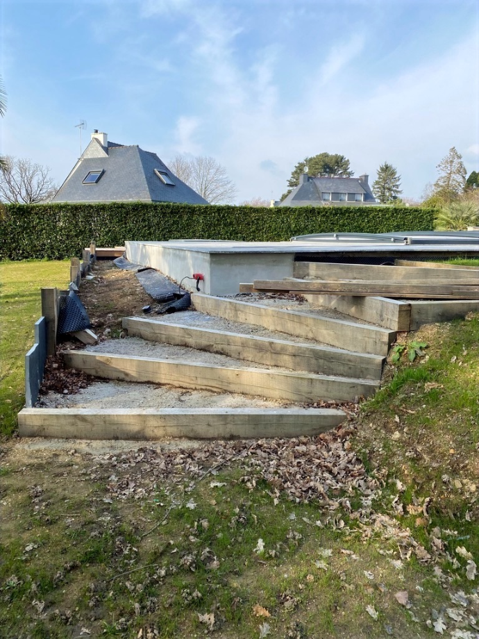 Création d’escaliers paysagers en bois pour accès extérieur par Quéré Paysages à Quimper