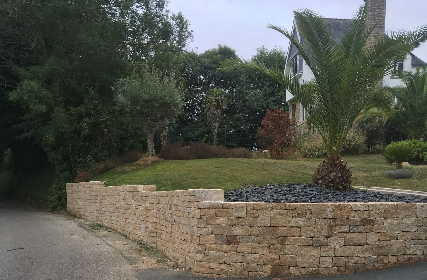 Création de muret en pierre pour aménagement paysager par Quéré Paysages à La Forêt-Fouesnant