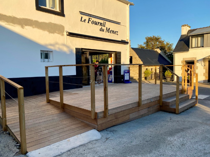 Terrasse bois avec accès PMR — Quéré Paysages Création de terrasse bois IPE avec rampe d’accès PMR par Quéré Paysages à La Forêt-Fouesnant