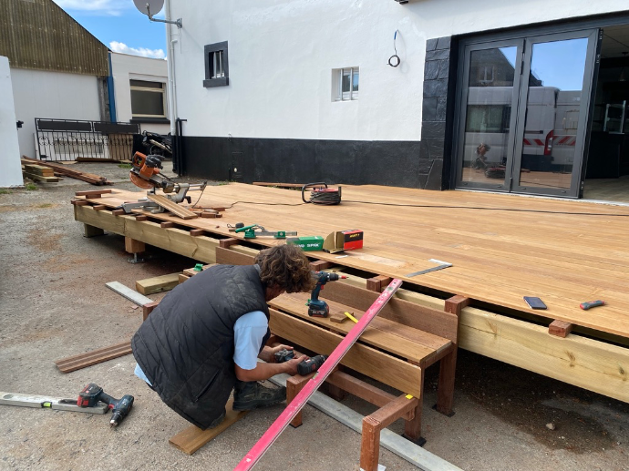 Terrasse bois exotique IPE en cours — Quéré Paysages Création en cours d’une terrasse en bois exotique IPE par Quéré Paysages à La Forêt-Fouesnant