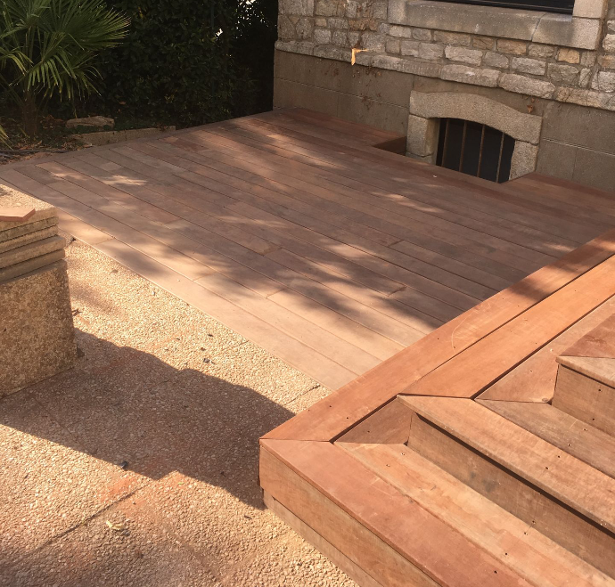 Terrasse bois Cumaru avec escalier — Quéré Paysages Terrasse en bois Cumaru avec escalier extérieur réalisée par Quéré Paysages à Quimper