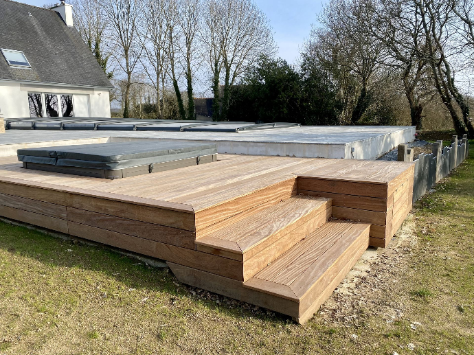 Terrasse bois Cumaru avec jacuzzi et piscine — Quéré Paysages Création de terrasse en bois Cumaru avec jacuzzi et piscine par Quéré Paysages à Quimper