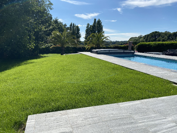 Réaménagement complet de jardin avec piscine et gazon à Quimper par Quéré Paysages