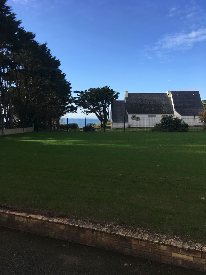Engazonnement d’un grand jardin en bord de mer à Trévignon par Quéré Paysages