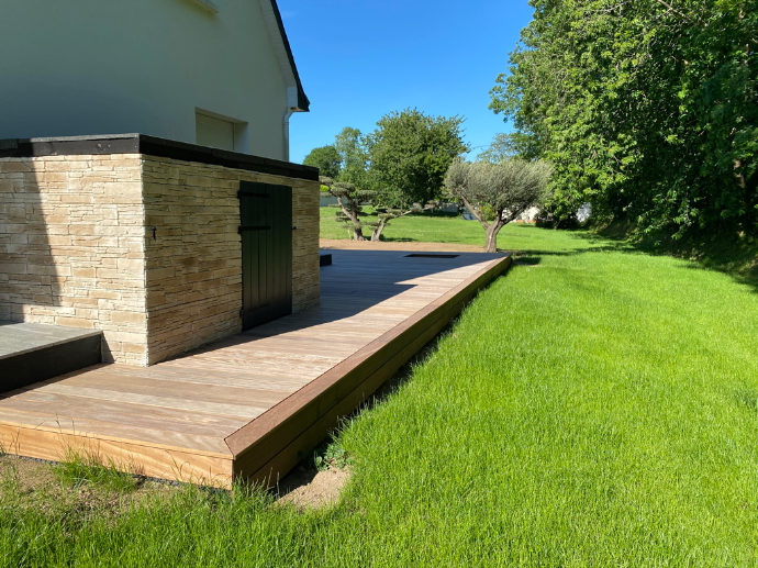 Terrasse en bois avec aménagement paysager et gazon à Quimper par Quéré Paysages
