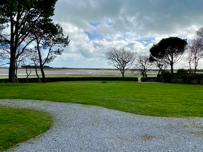 Entretien de jardin avec élagage et semis de pelouse à Bénodet par Quéré Paysages