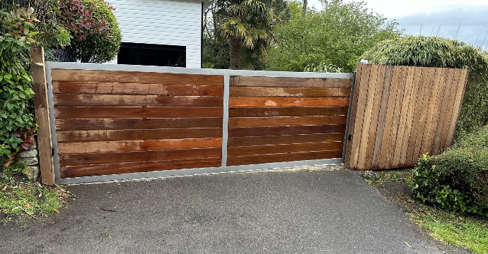 Pose de portail électrique motorisé avec mur en bois à Plomelin par Quéré Paysages