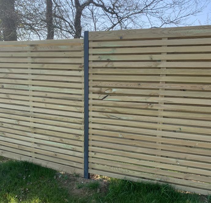 Détail de panneaux bois avec structure rigide à Douarnenez par Quéré Paysages