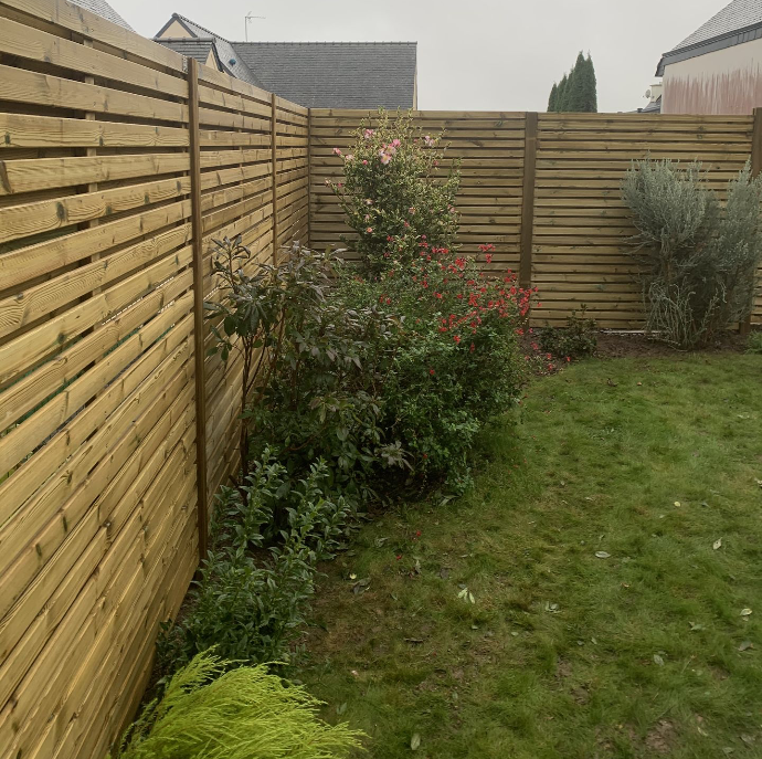 Clôture en panneaux bois Strada installée à Quimper par Quéré Paysages