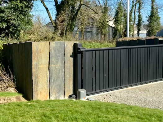 Portail coulissant et ardoise à Guipronvel — Quéré Paysages ortail coulissant avec habillage en ardoise à Guipronvel par Quéré Paysages