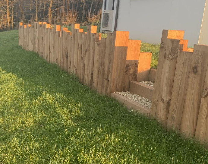 Mur de soutènement en bois à Ergué-Gabéric — Quéré Paysages Mur de soutènement en traverses bois dans un jardin à Ergué-Gabéric par Quéré Paysages