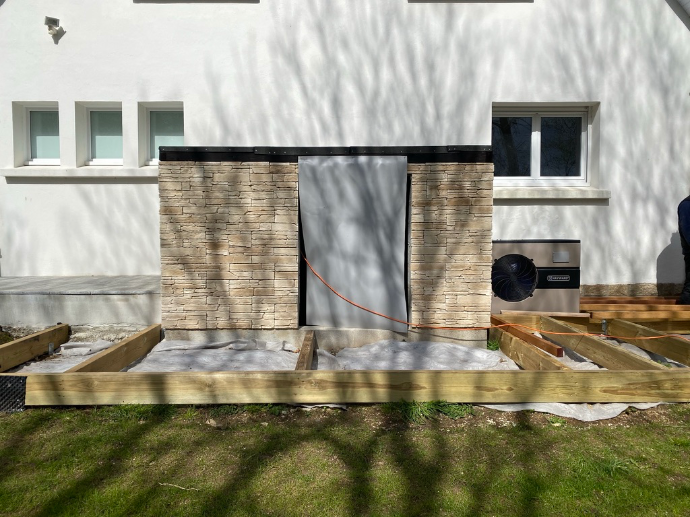 Local technique en parement pierre — Quéré Paysages Construction d’un local technique avec parement pierre et terrasse bois paysagère par Quéré Paysages